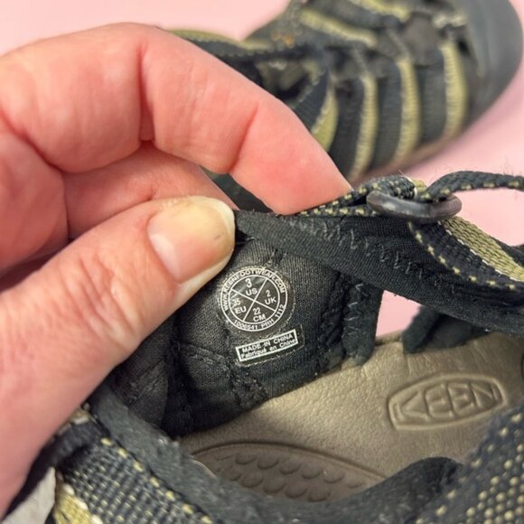 Kids Black and Tan Keen Sandals - Picture 10 of 10
